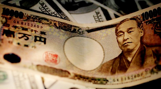 Jen je pao u odnosu na ostale glavne valute iako su prosecne zarade u Japanu porasle u aprilu